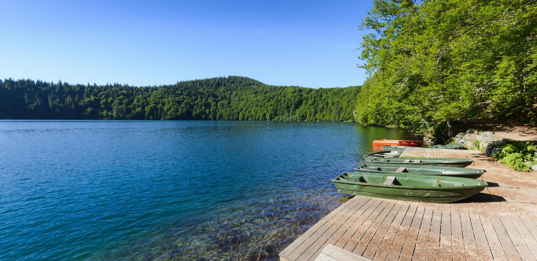 Lac Pavin : Détente estivale - Pêche et Pédalos