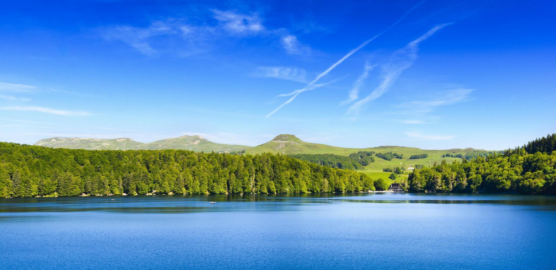 Lac Pavin : Un Jeune Volcan Charmeur d'Auvergne