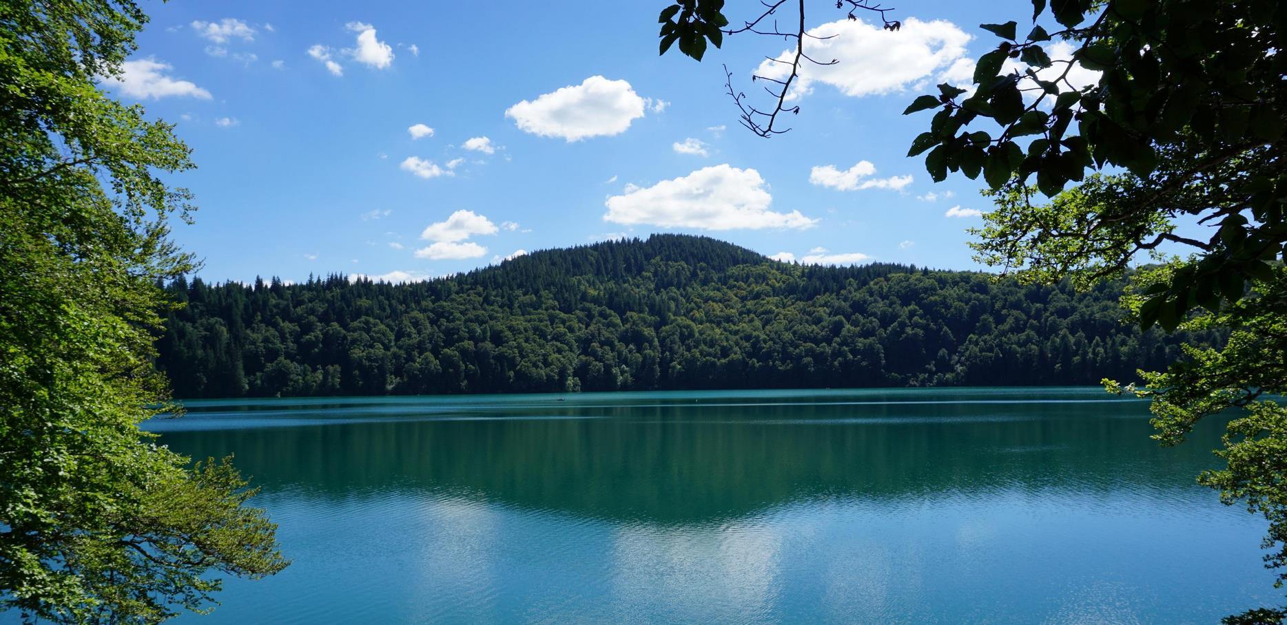 Lac Pavin : Le Mystère d'un Lac Volcanique