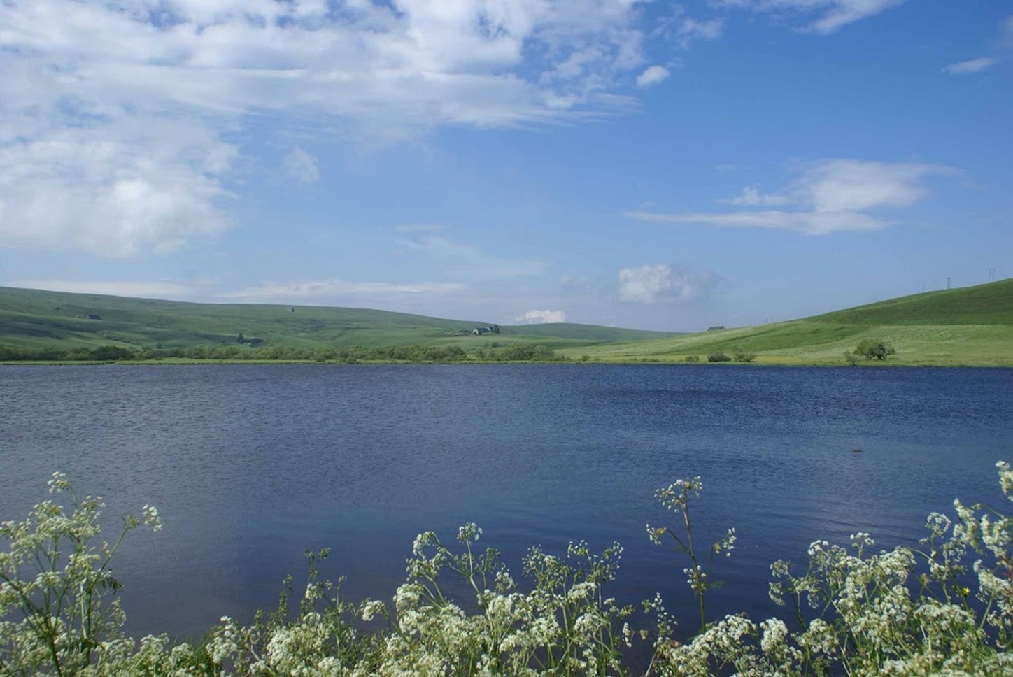 Puy de Dôme (63): Lac Paisible au Cœur des Volcans