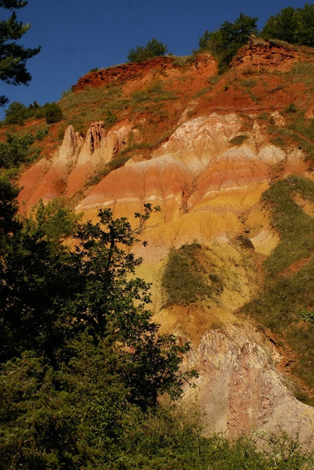 Puy de Dôme (63): Géologie Fascinante et Couches de Terre Rouge