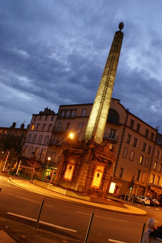 Monument illuminé devant un bâtiment historique, Puy-de-Dôme