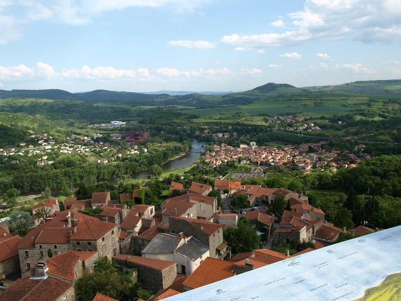 Puy de Dôme (63) : Vue Aérienne sur une Ville Ancienne