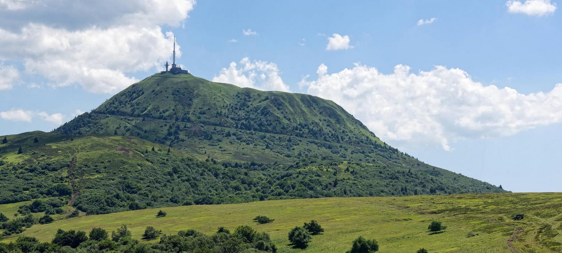 Puy de Dôme : Volcan Endormi, Joyau de la Chaîne des Puys