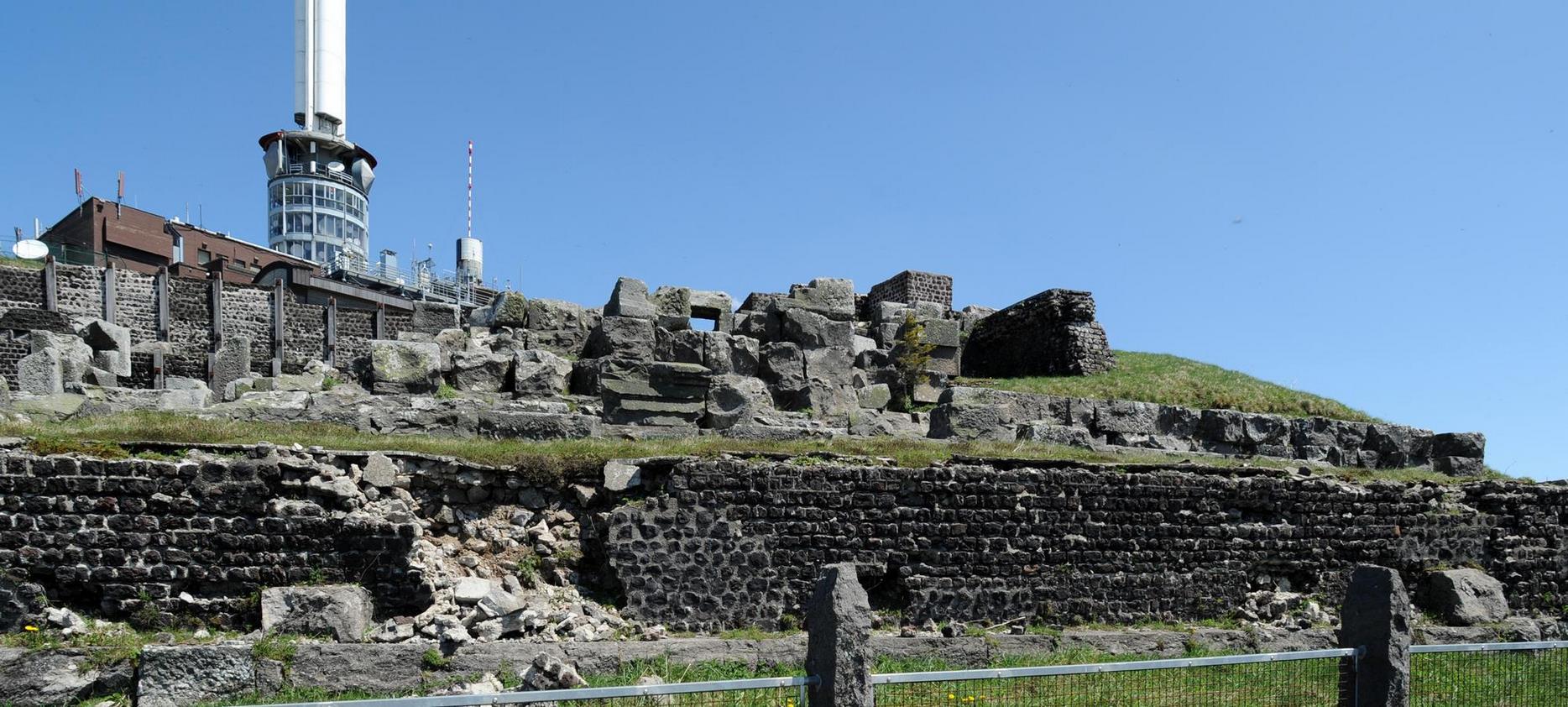 Puy de Dôme : Le Temple de Mercure, Vestige Antique au Sommet