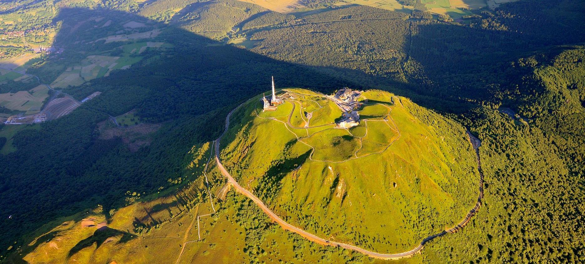 Puy de Dôme : Vue Aérienne Impressionnante du Grand Site de France