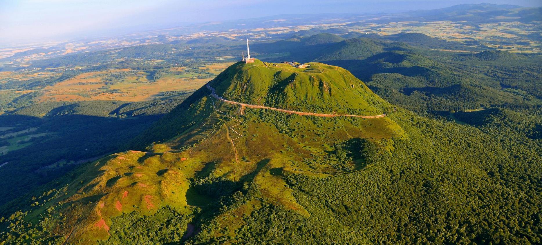 Puy de Dôme : Panorama Enchanté sur la Chaîne des Puys en Auvergne