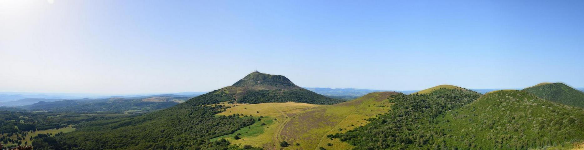 Puy de Dôme : Panorama Enchanté sur la Chaîne des Puys en Auvergne