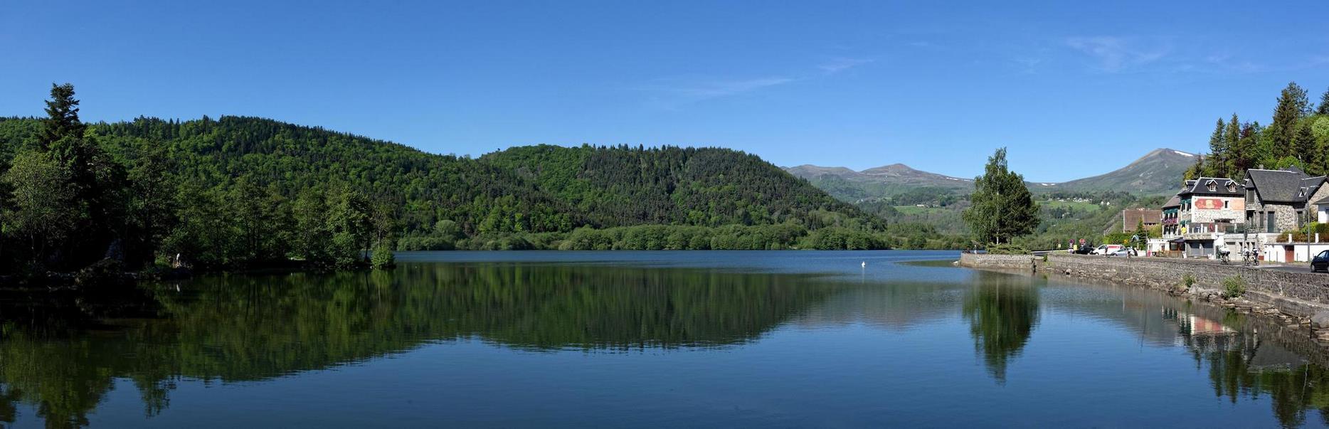 Lac Chambon : Vue Panoramique Magnifique en Auvergne