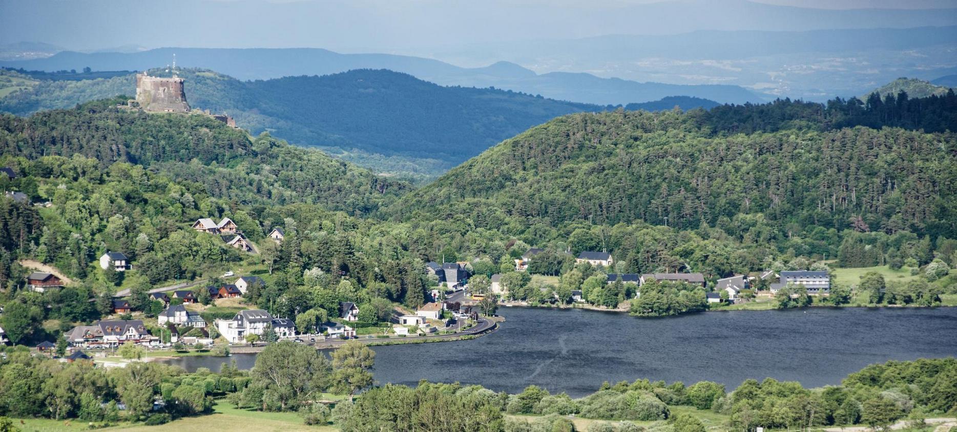 Lac Chambon : Vue Aérienne Spectaculaire du Puy-de-Dôme en Auvergne