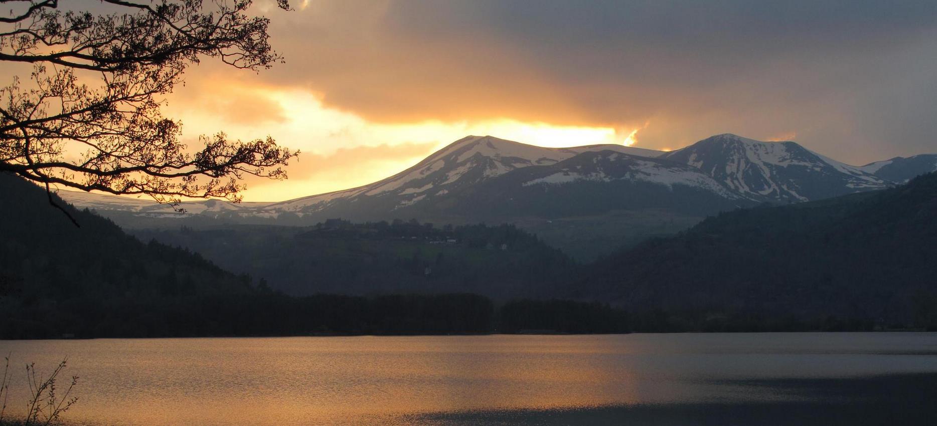 Lac Chambon : Vue Enneigée sur la Chaîne des Puys du Puy-de-Dôme