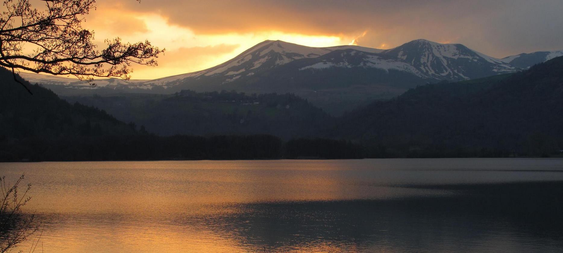 Lac Chambon : Vue panoramique sur la Chaîne des Puys sous la neige dans le Puy-de-Dôme