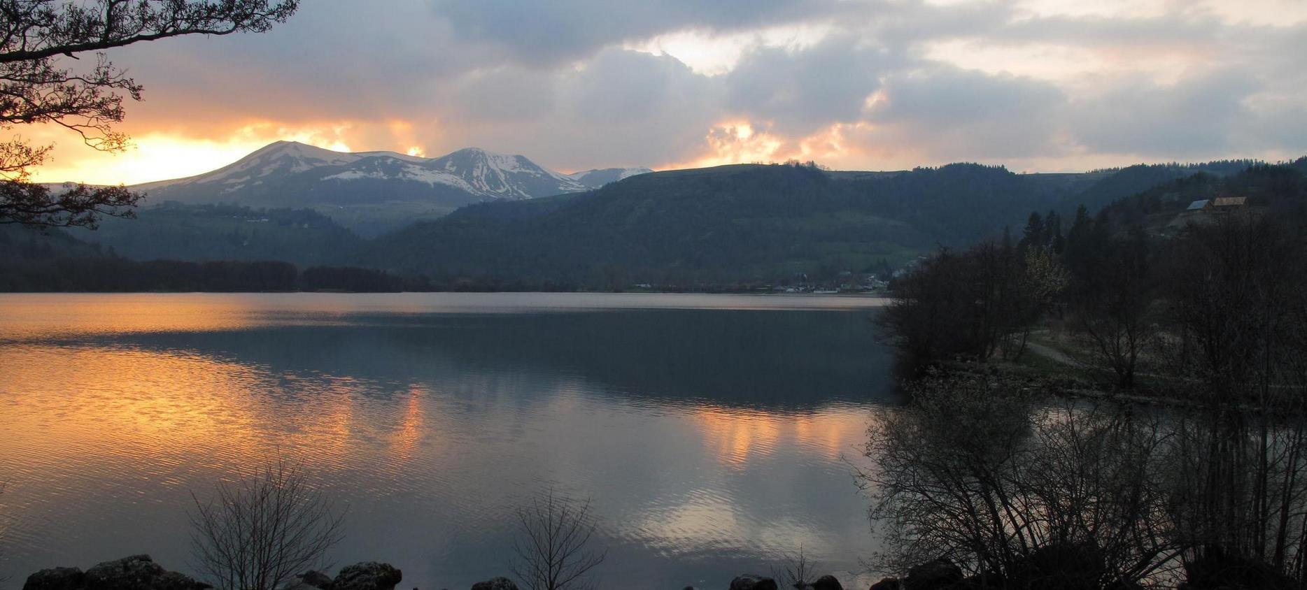 Lac Chambon : Un Tableau d'Hiver Magnifique dans le Puy-de-Dôme