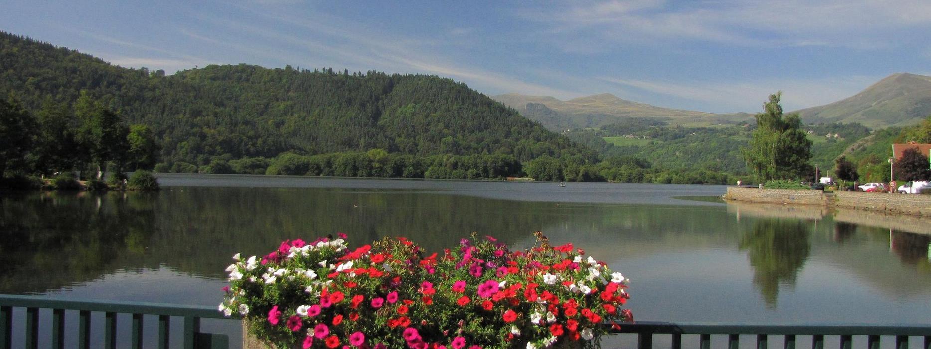 Lac Chambon : Un Lieu Touristique Magique dans la Chaîne des Puys d'Auvergne