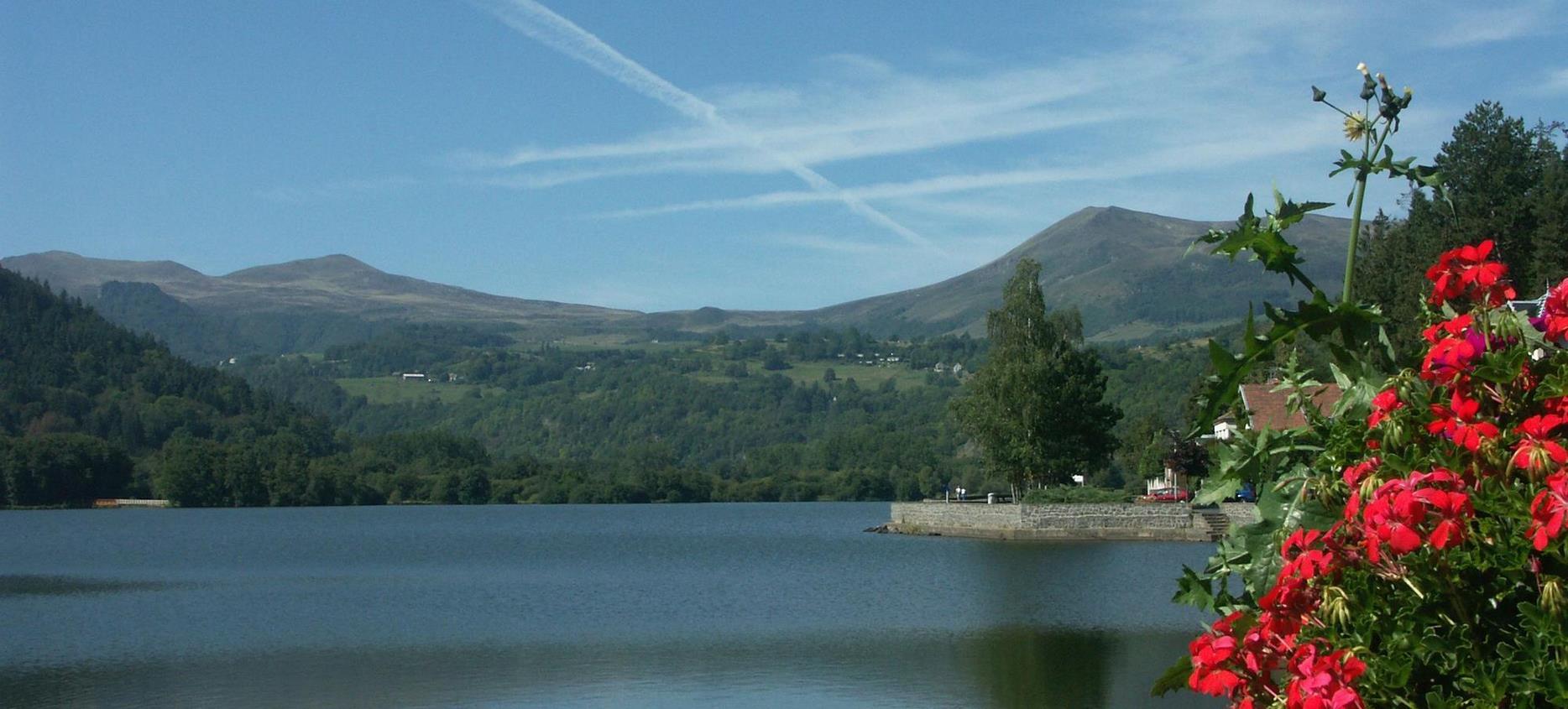 Lac Chambon : Un Parfait Lieu Touristique dans la Chaîne des Puys d'Auvergne