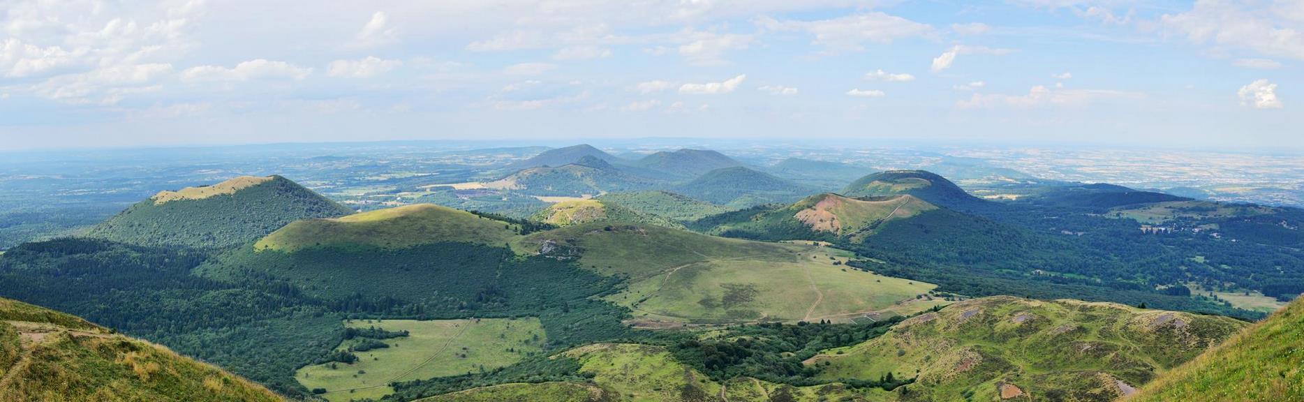 Vue aérienne imprenable sur les Volcans d'Auvergne