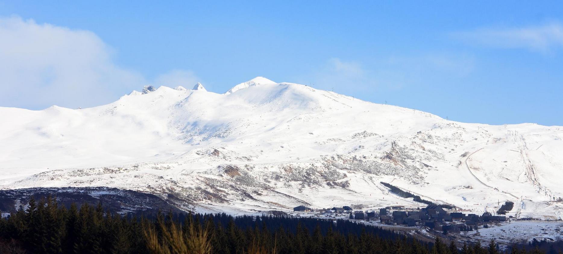 Volcans d'Auvergne : Magie des Sommets Enneigés