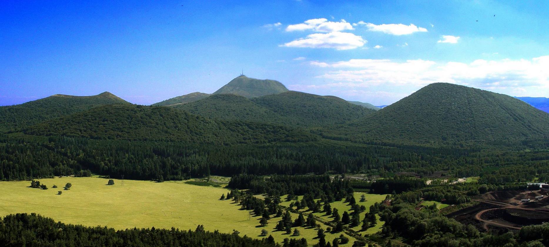 Chaîne des Puys : Le Puy de Dôme, Sommet Emblématique