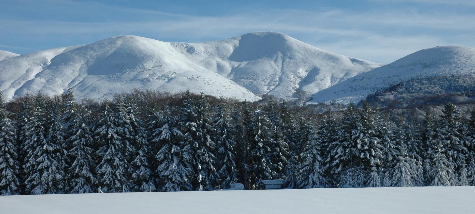 Massif Adventif : Splendeur des Sommets Enneigés