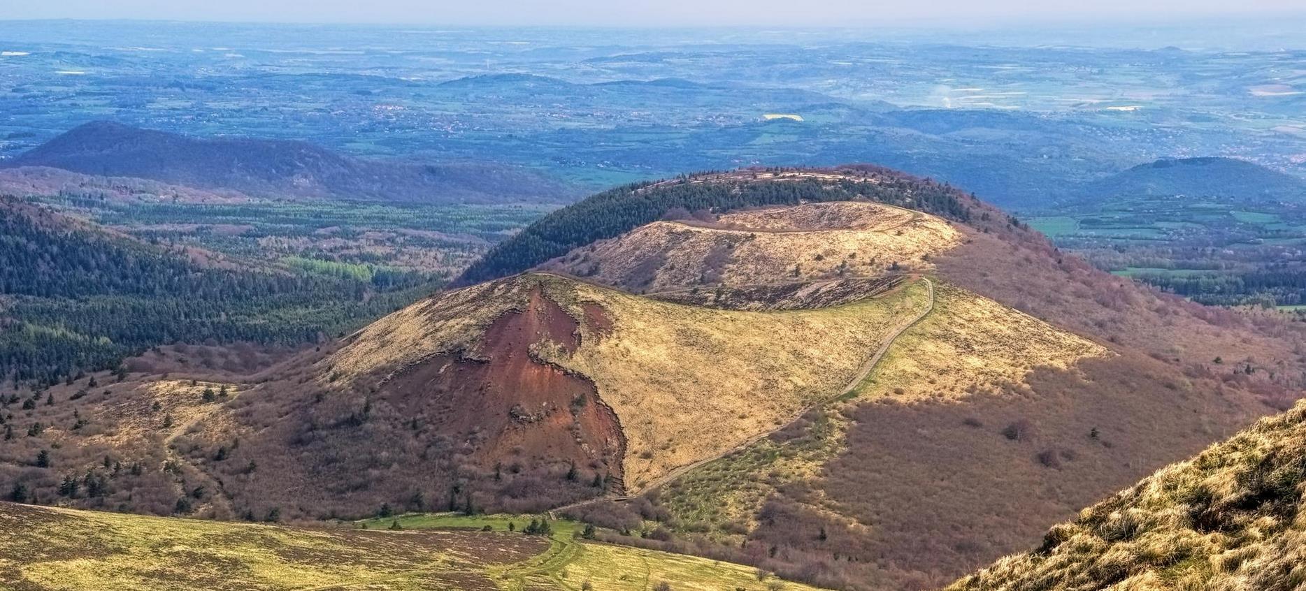 Puy de Dôme : Vue Exceptionnelle sur le Puy Pariou, Deux Sommets Symboliques