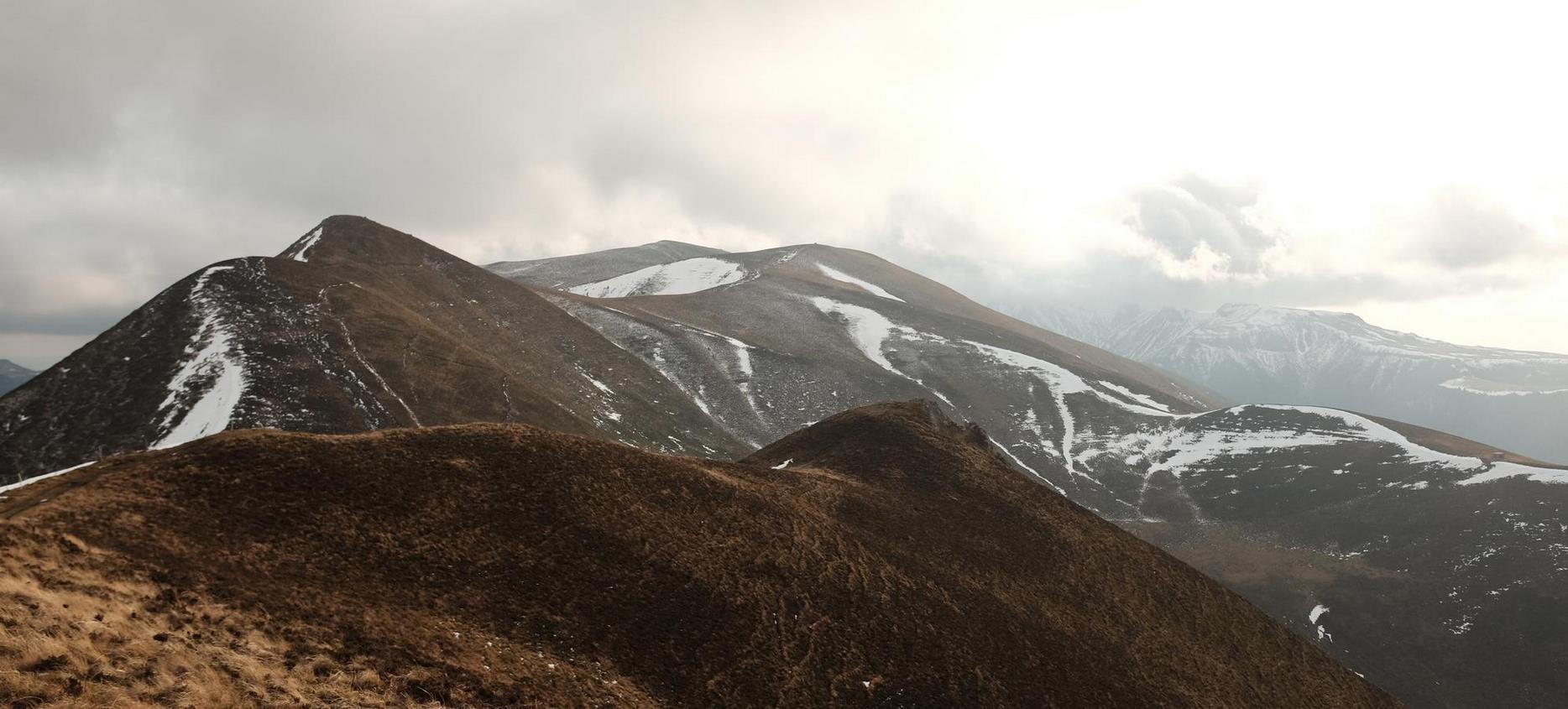 Massif du Sancy : Mystique Sous les Nuages, Ambiance Poétique