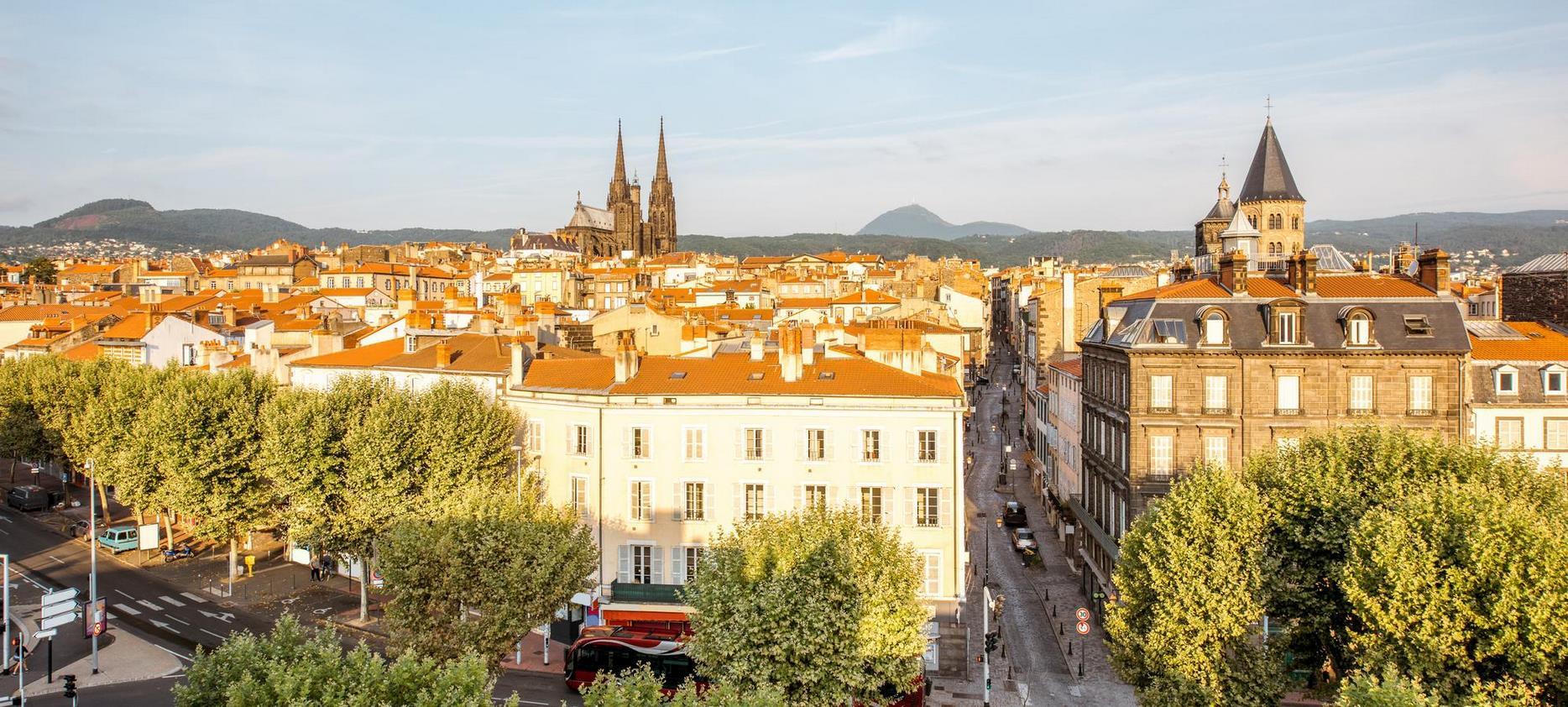 Clermont-Ferrand : Ville Dynamique et Captivante, Riche en Histoire et Culture