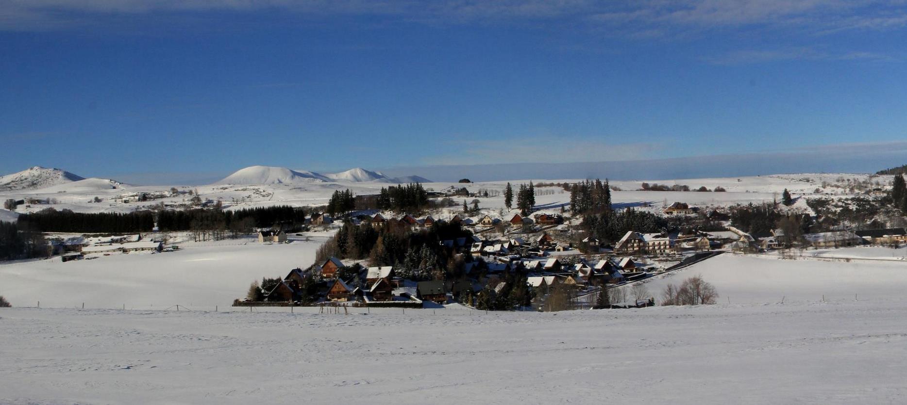 Massif du Sancy : Panorama Grandiose sur les Montagnes d'Auvergne, Nature Exubérante