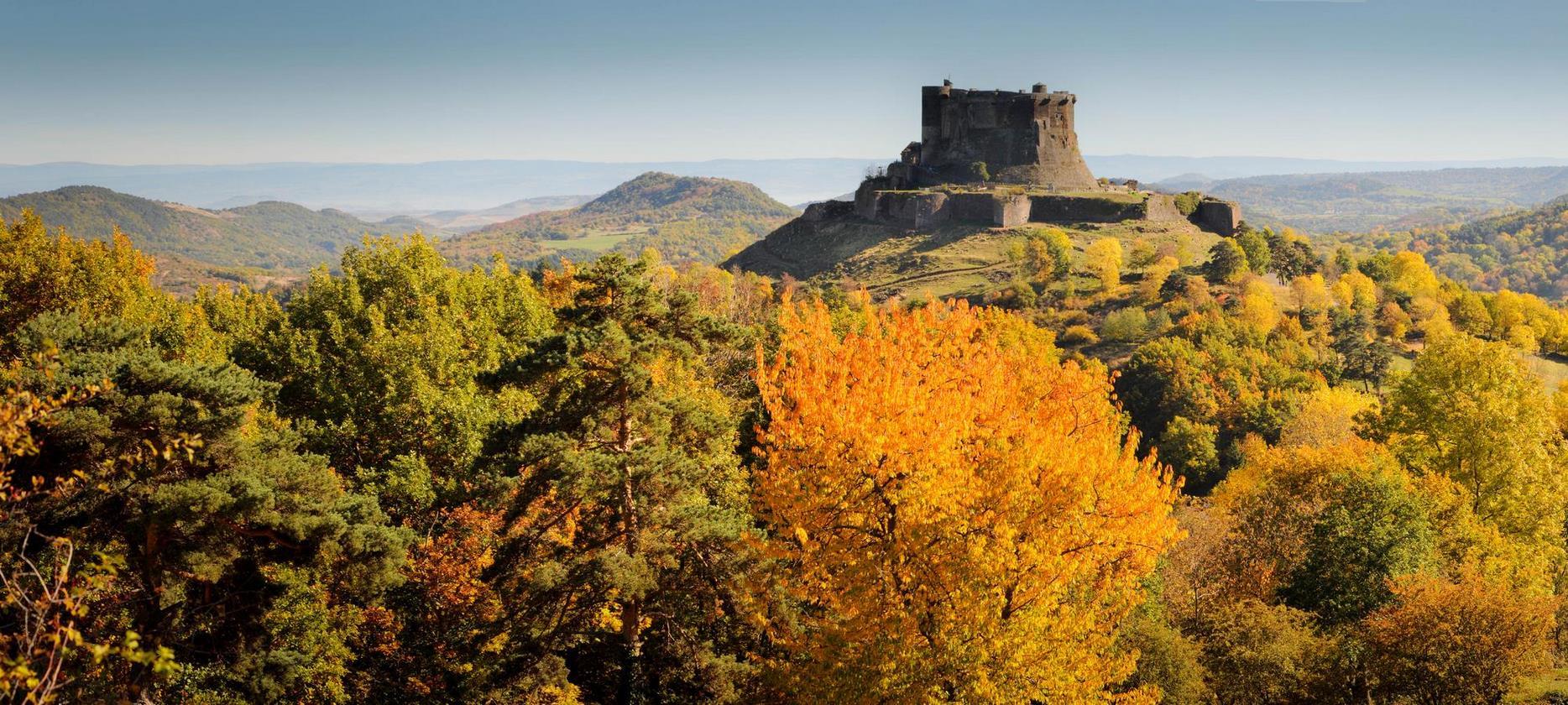 Château de Murol : Château Fortifié Dominant les Volcans d'Auvergne