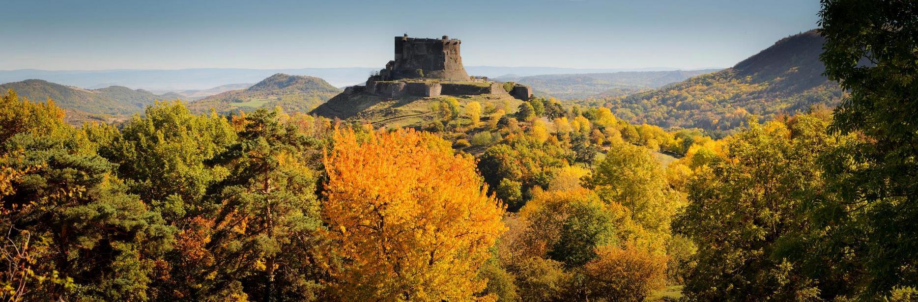 Château de Murol : Vue Panoramique Impressionnante sur les Volcans d'Auvergne