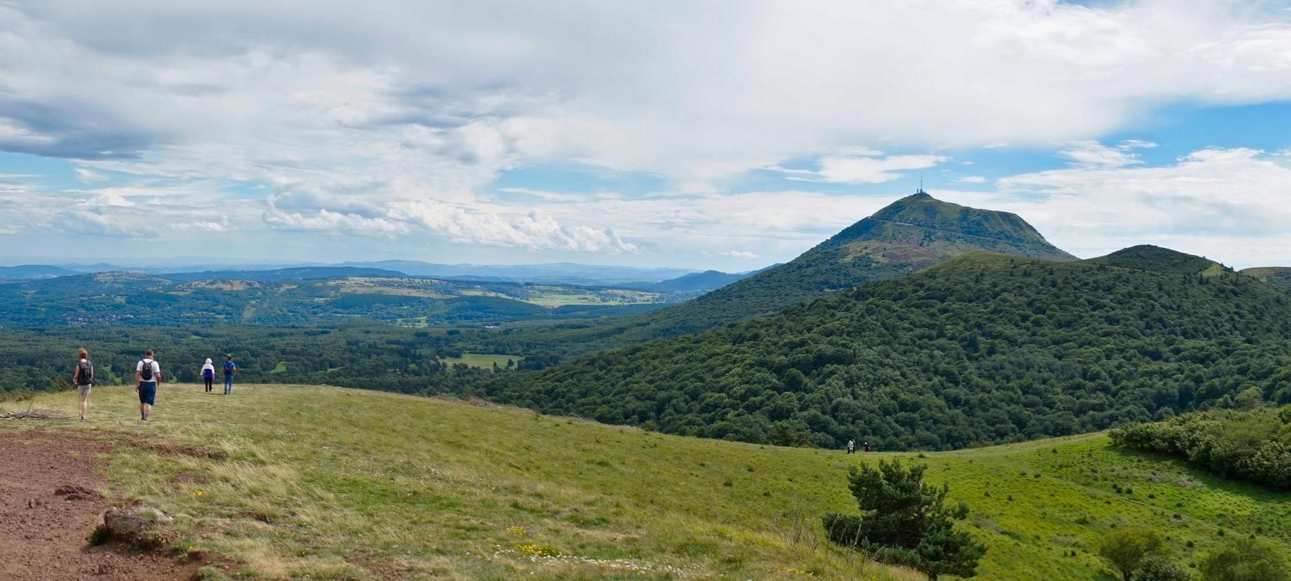 Puy de Dôme : Vue Panoramique Unique sur la Chaîne des Puys, Trésor Volcanaïque d'Auvergne