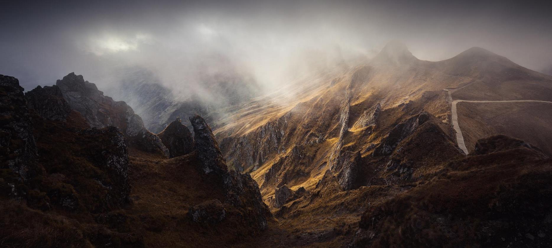 Massif du Sancy : Automne Magique et Paysage Mystique sous les Nuages