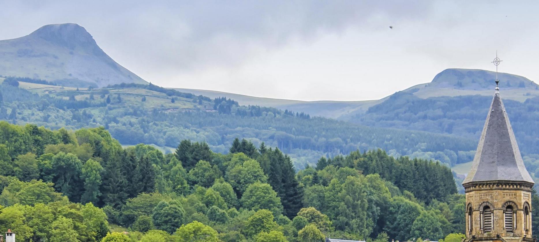 Banne d'Ordanche : Vue Imprenable depuis la Bourboule, Symbole des Monts Dore