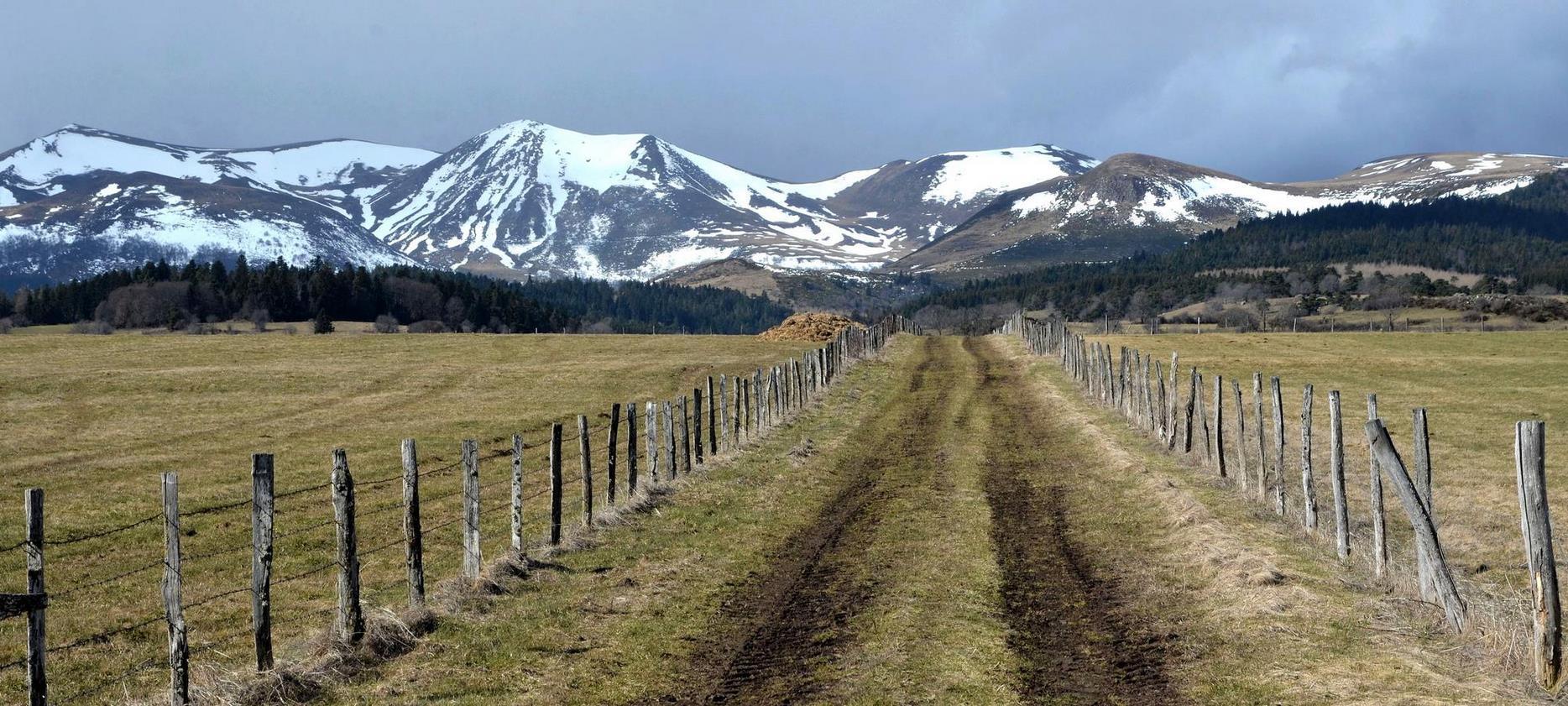 Le Tout : Vue Splendide sur les Sommets Enneigés des Montagnes d'Auvergne