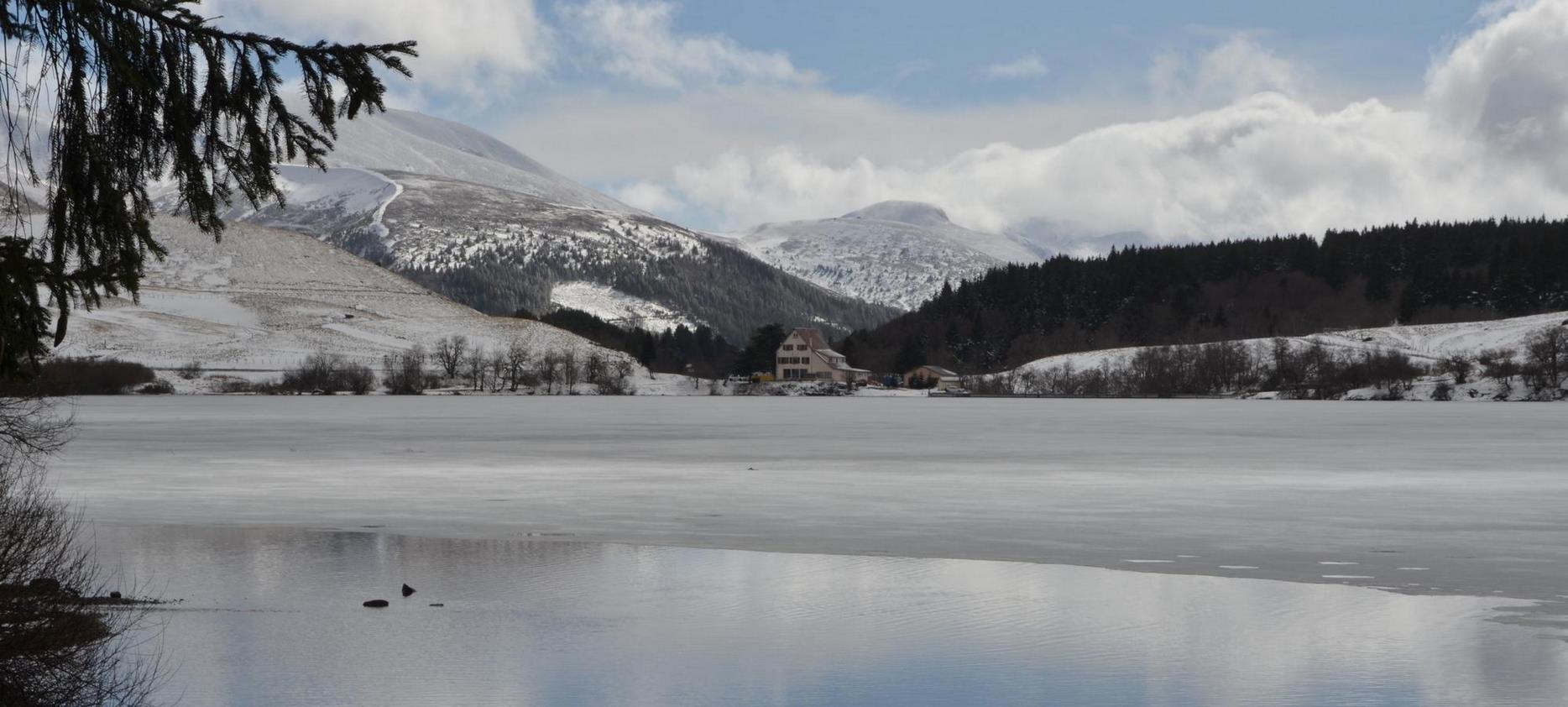 Lac de Guéry : Auberge Charmante au Cœur d'un Paysage Exceptionnel