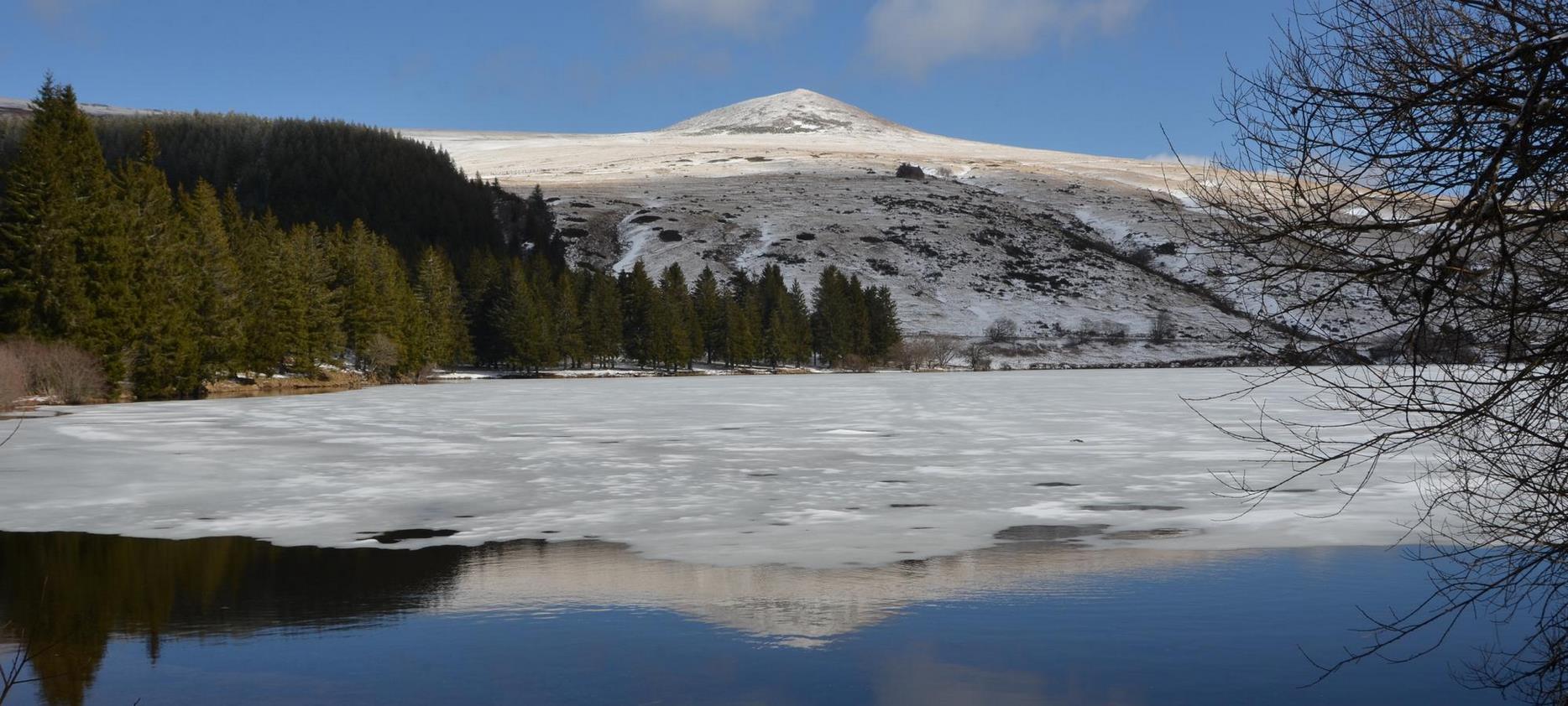 Massif du Sancy : Splendeur des Montagnes Enneigées, Lac Tranquille et Forêt Enchantée