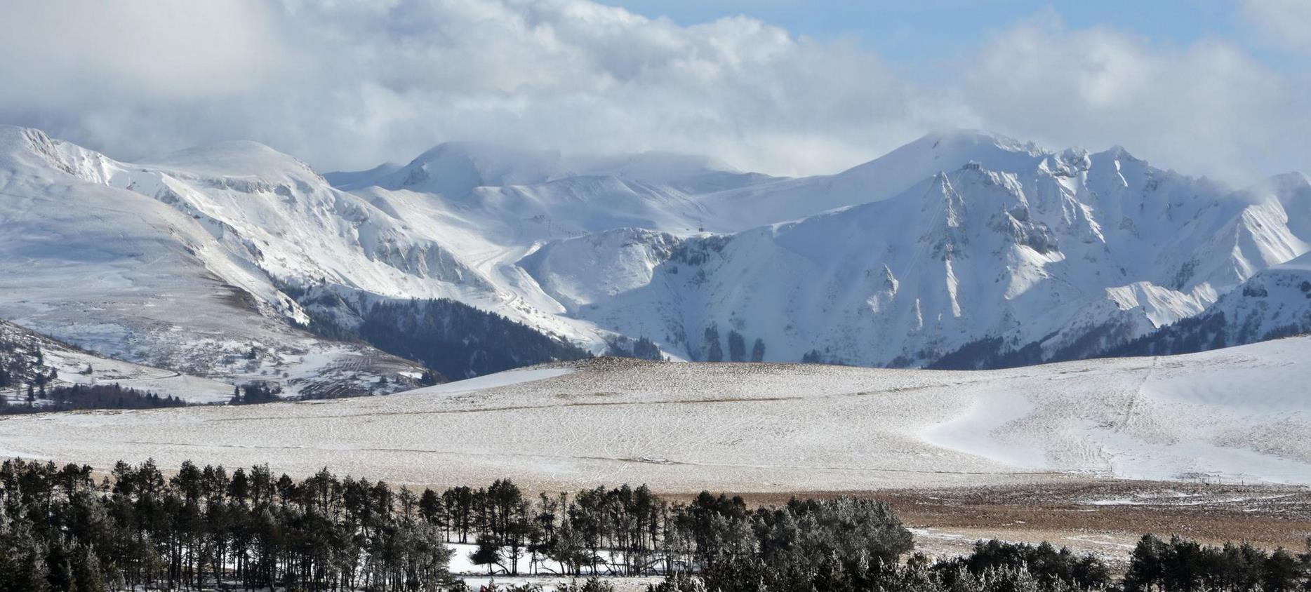 Massif du Sancy : Montagnes Enneigées, Lacs Serènes, et Forêts Enchantées, Paysage D'Exception