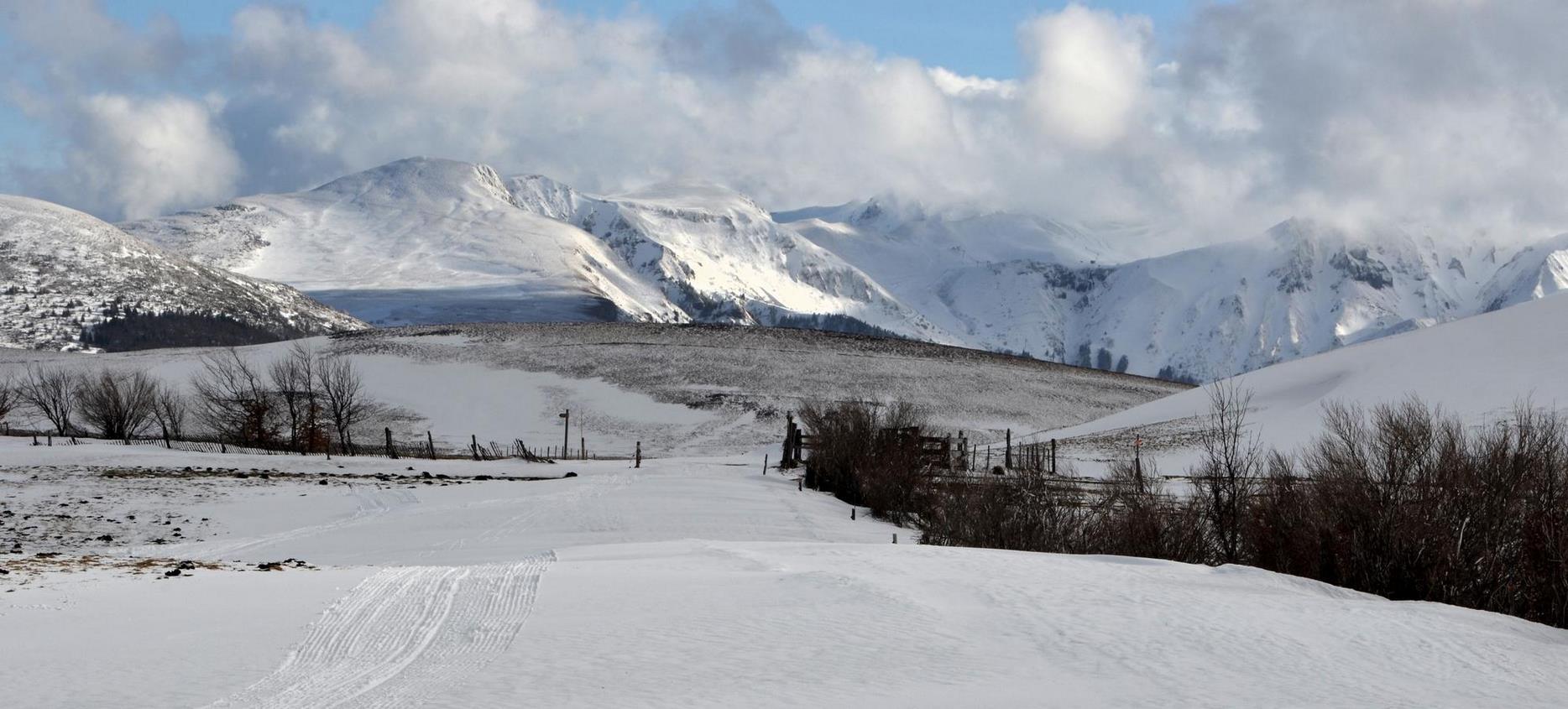 Massif du Sancy : Paysage Féerique d'Hiver : Montagnes Enneigées, Lacs et Forêts