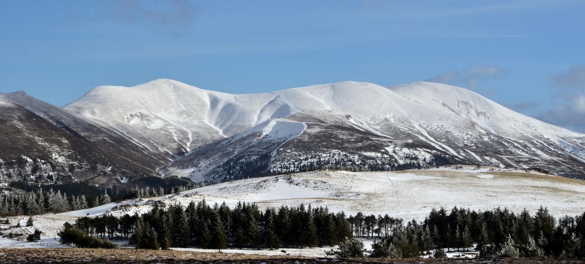 Massif du Sancy : Magie de l'Hiver, Sommets enneigés et Forêts Silencieuses