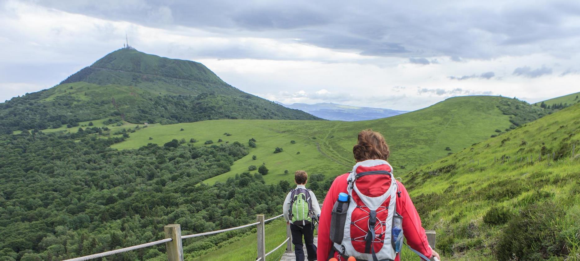 Puy de Dôme : Ascension Magnifique, Randonnée vers le Sommet Emblématique