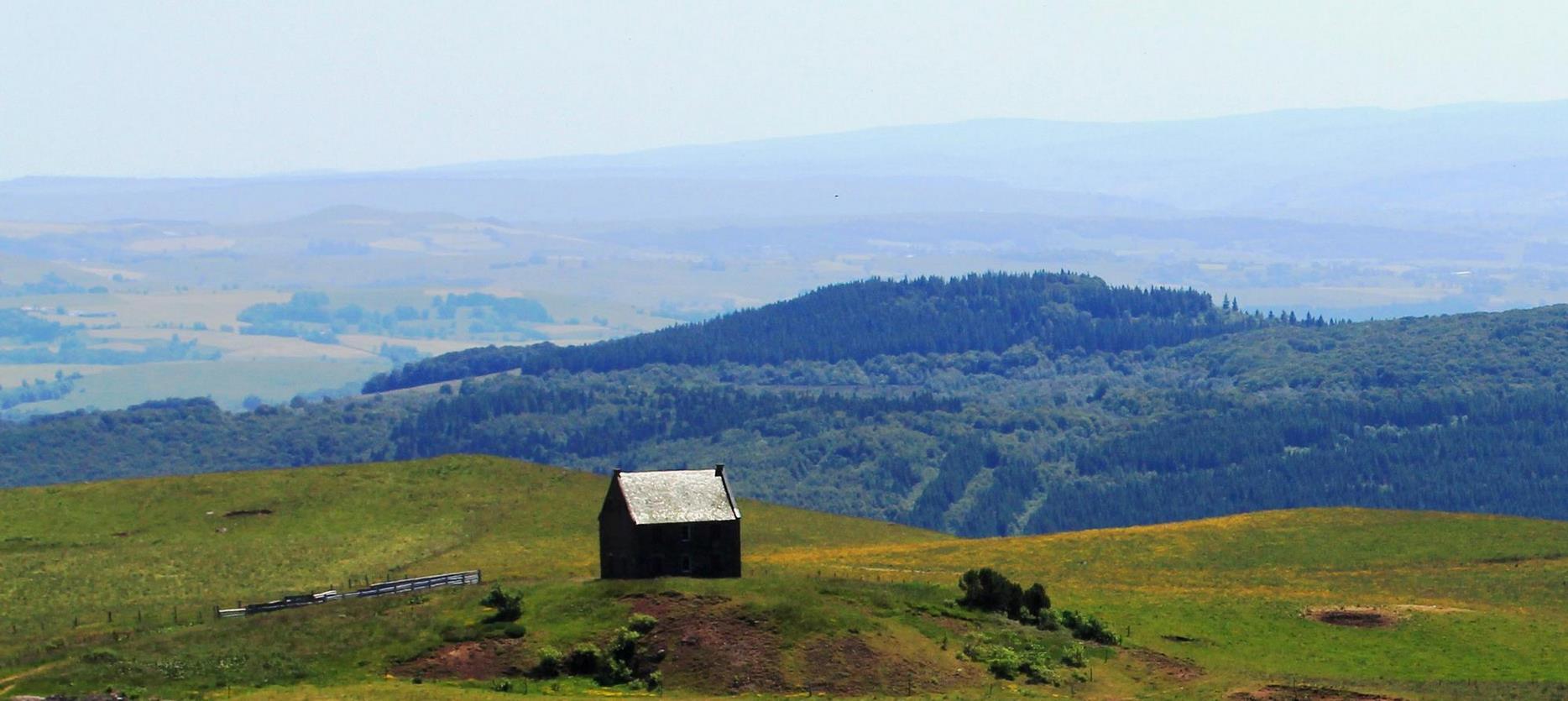 Sancy : Été Enchanté, Cabane de Montagne et Vue à Couper le Souffle