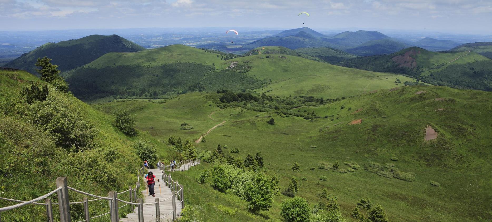 Parc Naturel des Volcans d'Auvergne : Randonnées à Pied au Cœur des Volcans, Découverte d'une Nature Exubérante