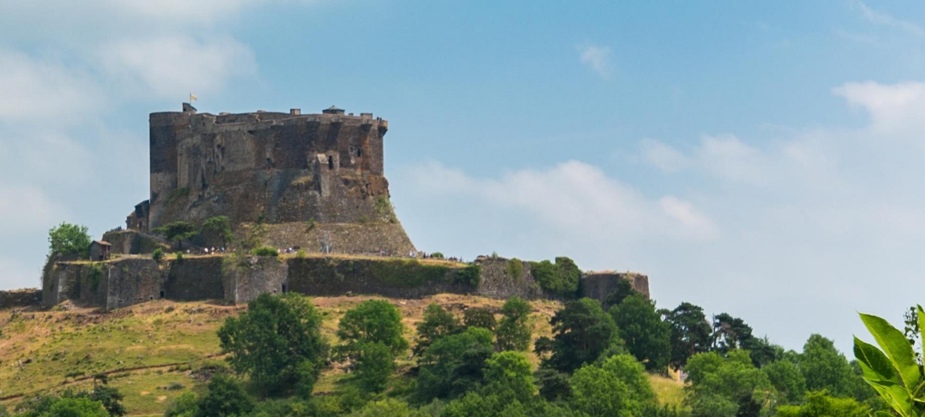 Château de Murol : Un Château Fort du Puy-de-Dôme à Visiter