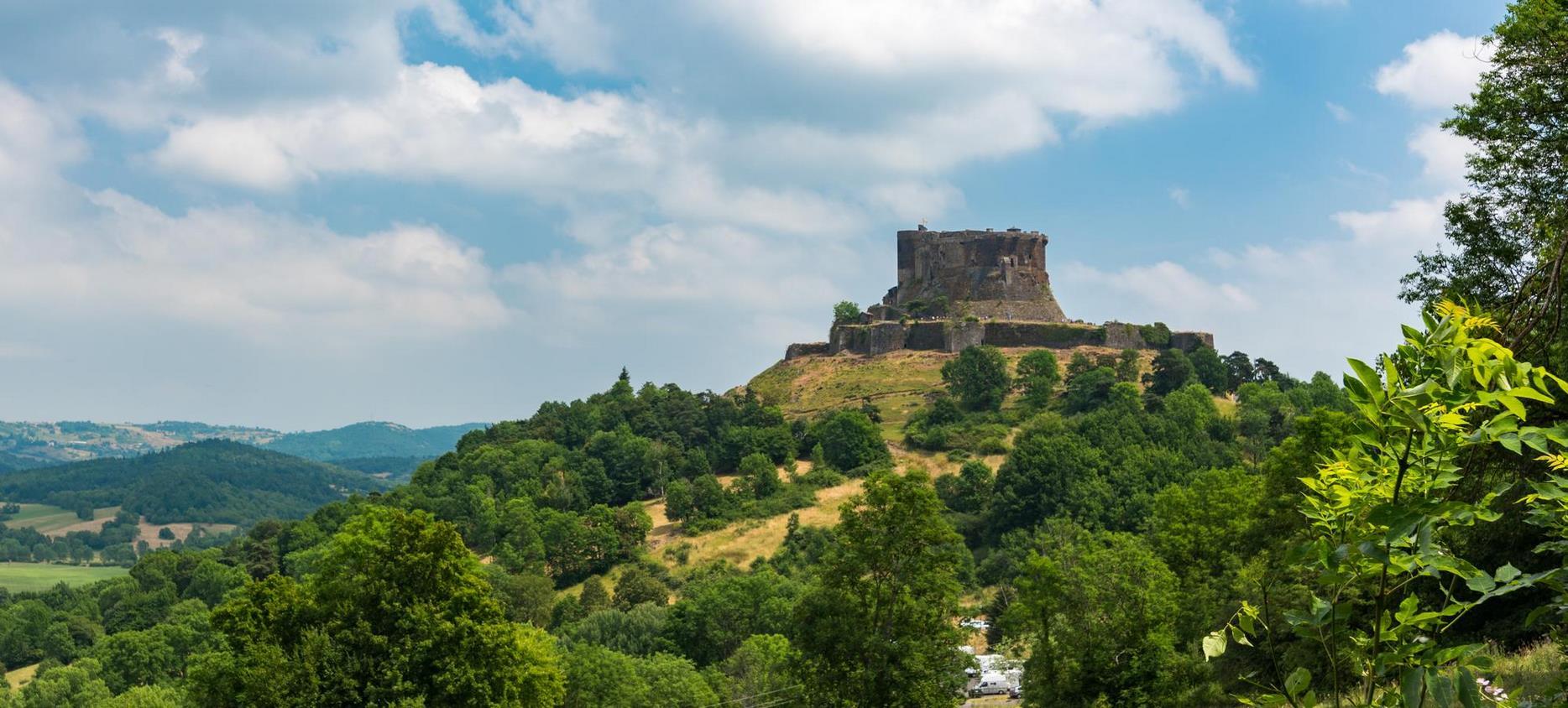 Château de Murol : Un Château Fort d'Auvergne à Découvrir