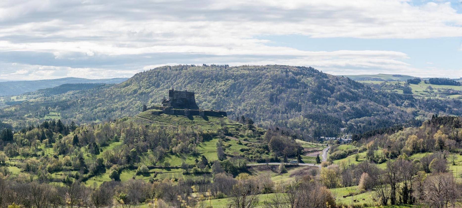 Château de Murol : Panorama Impressionnant sur les Volcans d'Auvergne