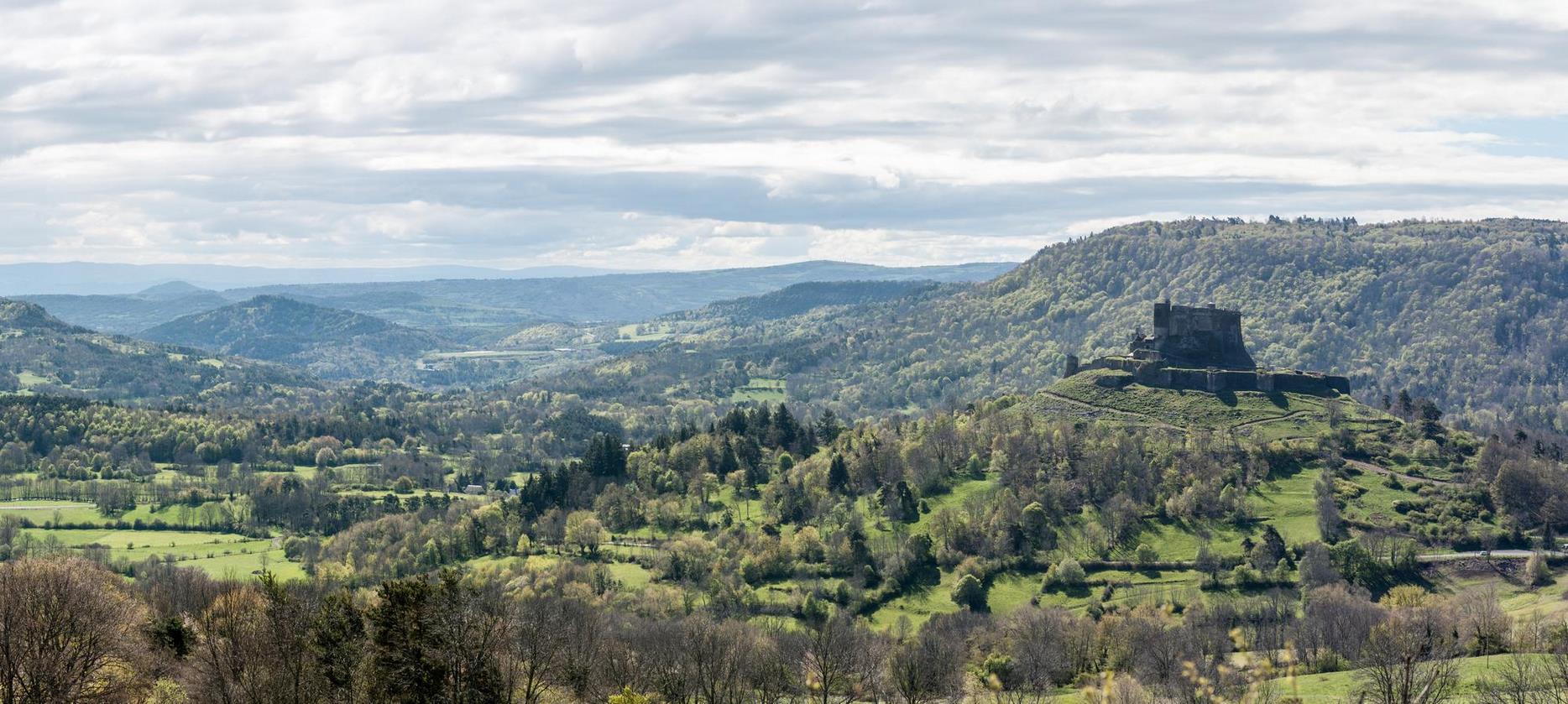 Volcans d'Auvergne : Le Château de Murol et ses Paysages Magiques