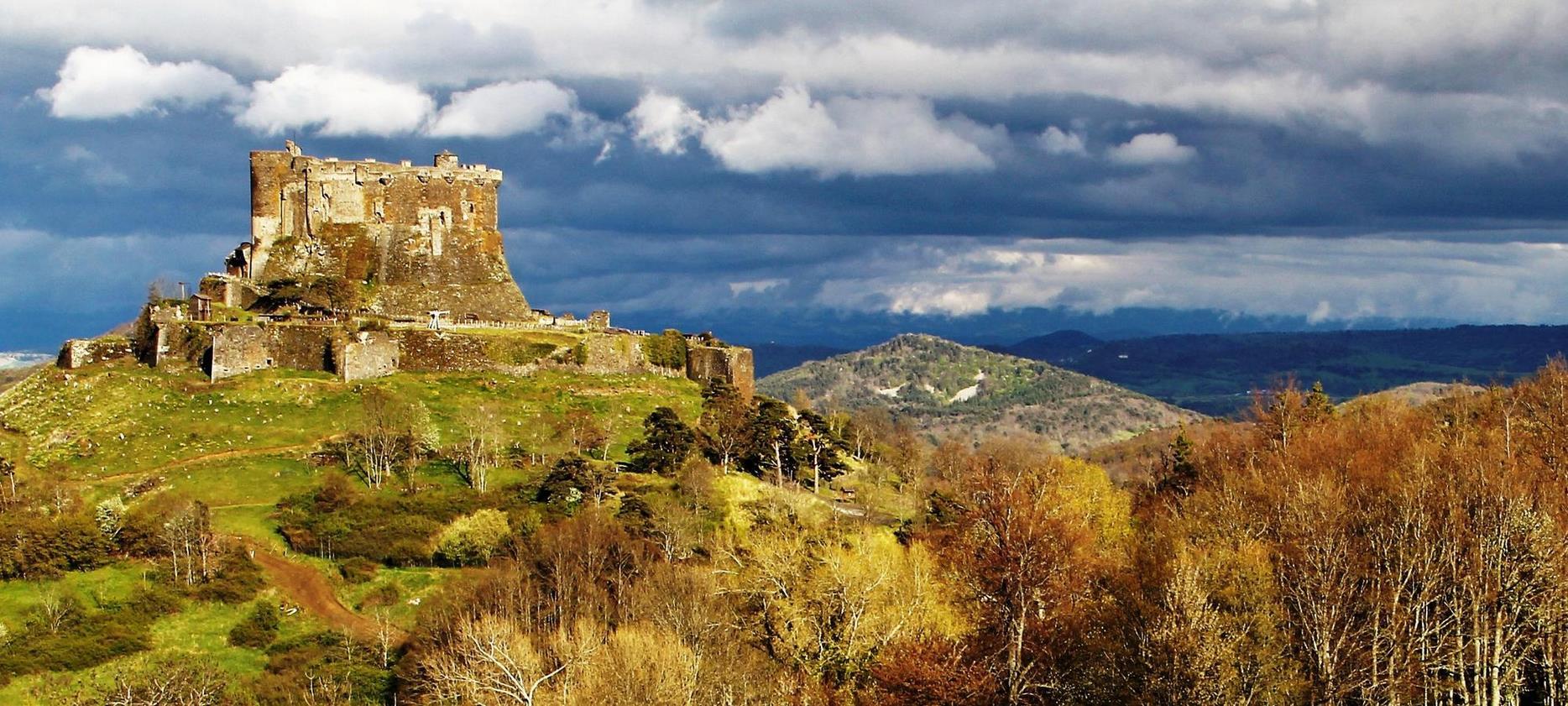 Château Fort de Murol : Un Trésor d'Auvergne dans le Puy-de-Dôme