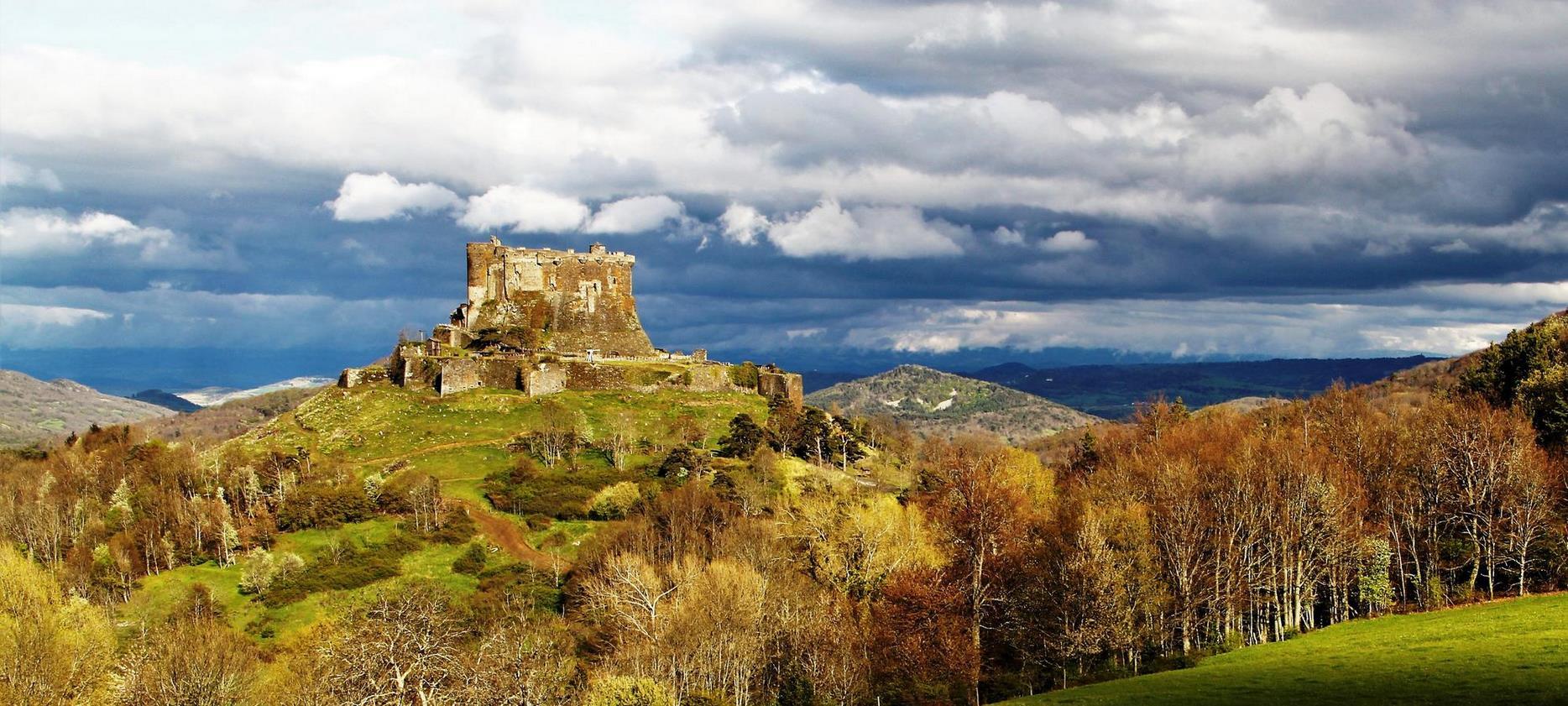 Château de Murol : Féerie d'Automne au Cœur de l'Auvergne