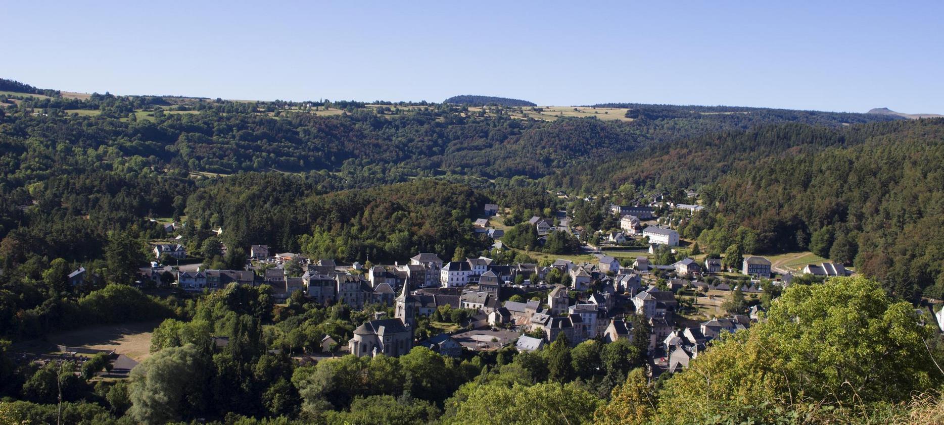 Village de Murol : Charme et Histoire au Pied du Château