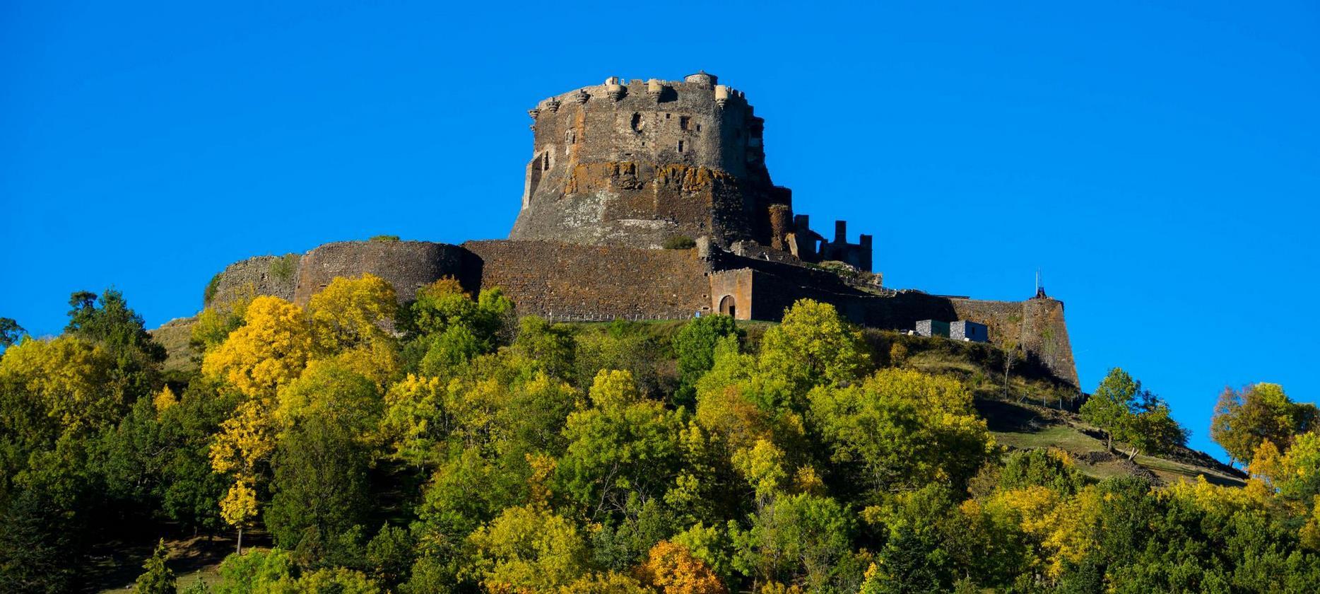 Château de Murol : Vue Imprenable depuis le Village de Murol