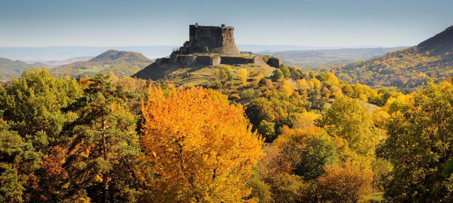 Château de Murol : Automne Magique et Volcans d'Auvergne en Toile de Fond